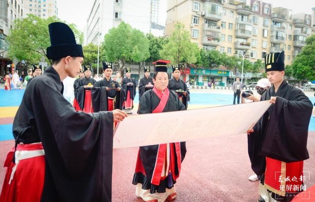 漢服體驗、乘船聽曲 開屏新聞記者 龍宇丹 攝