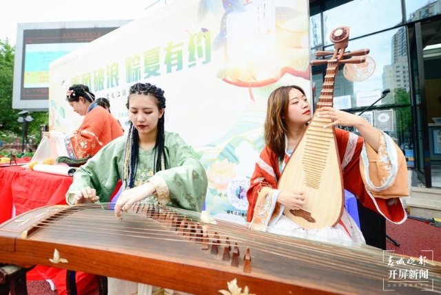 漢服體驗、乘船聽曲 開屏新聞記者 龍宇丹 攝