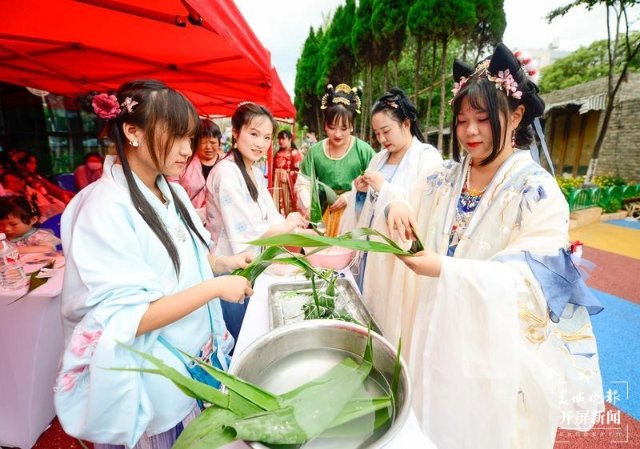 漢服體驗、乘船聽曲 開屏新聞記者 龍宇丹 攝