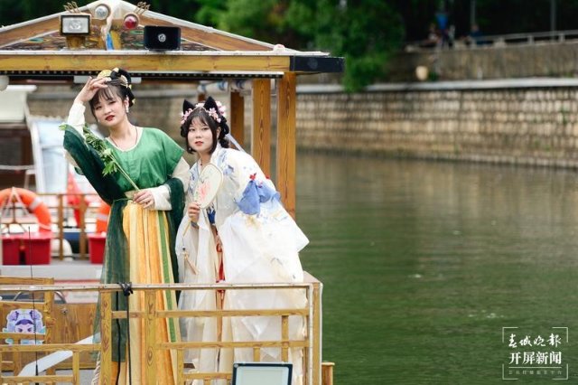 漢服體驗、乘船聽曲 開屏新聞記者 龍宇丹 攝