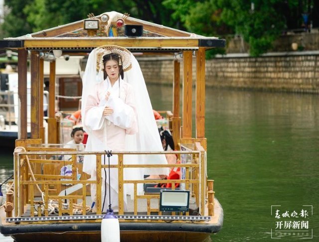 漢服體驗、乘船聽曲 開屏新聞記者 龍宇丹 攝