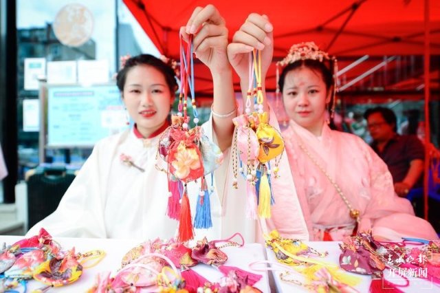 漢服體驗、乘船聽曲 開屏新聞記者 龍宇丹 攝