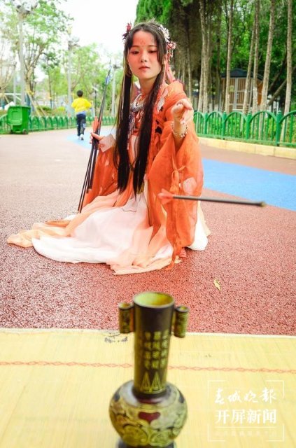 漢服體驗、乘船聽曲 開屏新聞記者 龍宇丹 攝